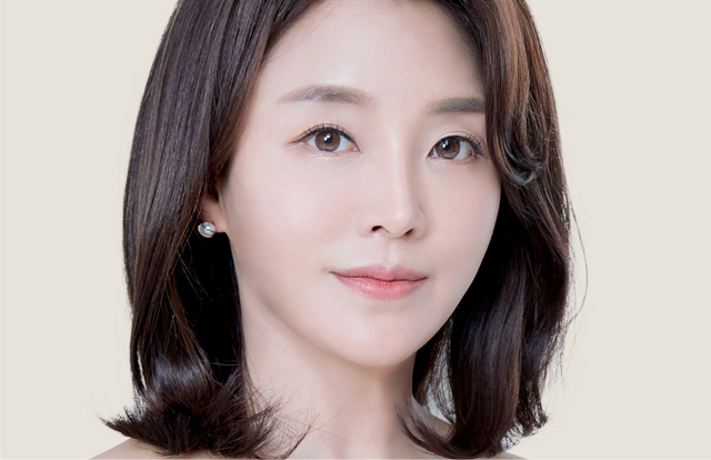 Upper Blepharoplasty Improves the appearance of droopy eyelids caused by aging at the same time